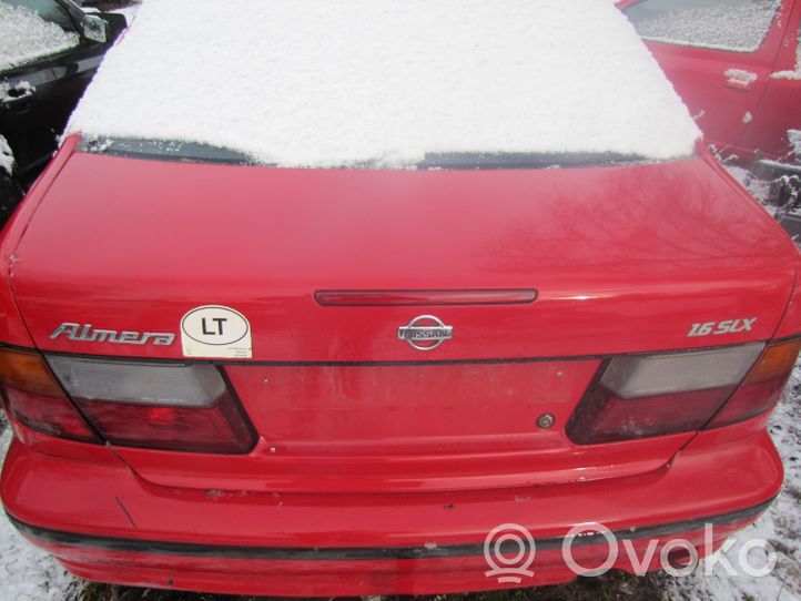 Nissan Almera Takaluukun/tavaratilan kansi 