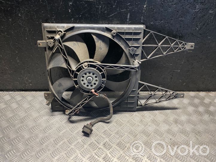 Volkswagen Polo IV 9N3 Convogliatore ventilatore raffreddamento del radiatore 6Q0121207