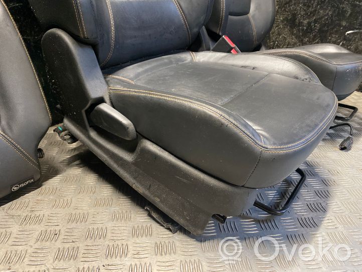 Subaru XV II Sitze komplett 