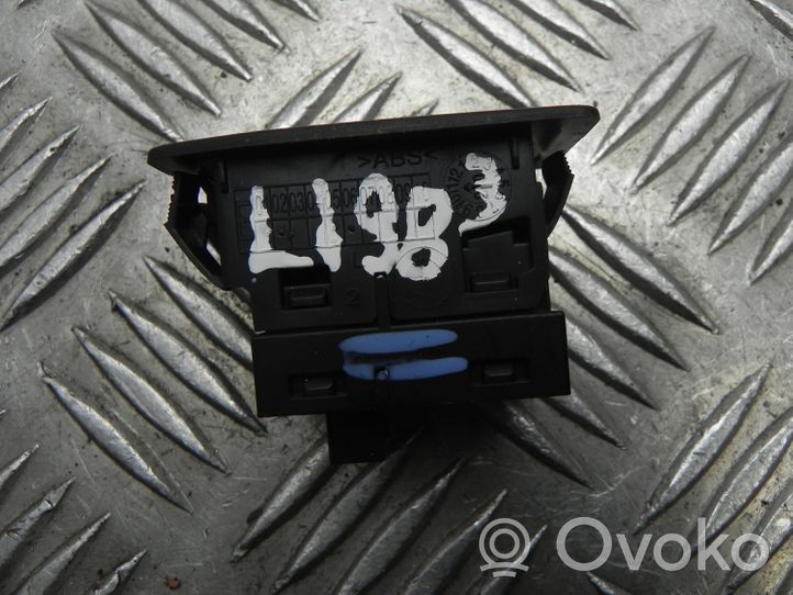 BMW 3 G20 G21 Przełącznik / Przycisk otwierania klapy bagażnika 7948786