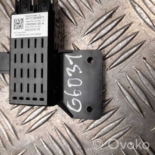 Tesla Model S Connettore plug in AUX 108066900A