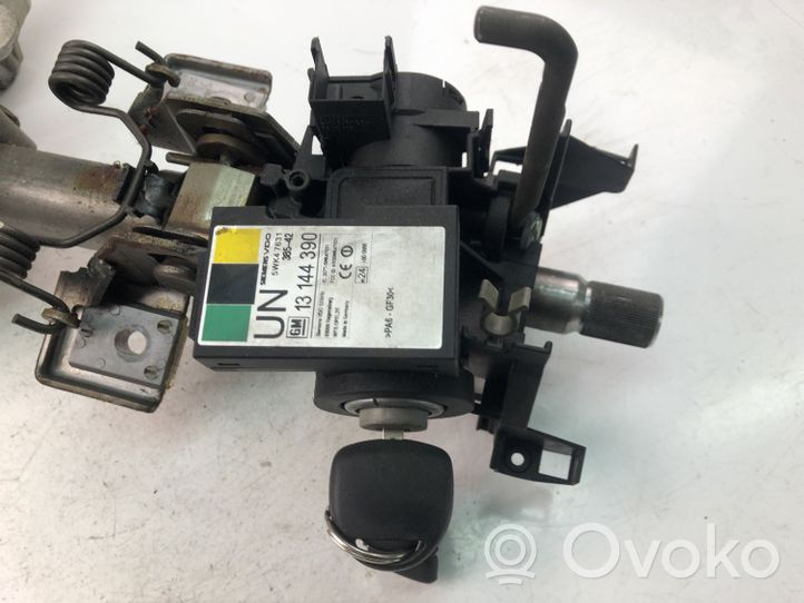 Opel Tigra B Power steering pump 13205208AJ