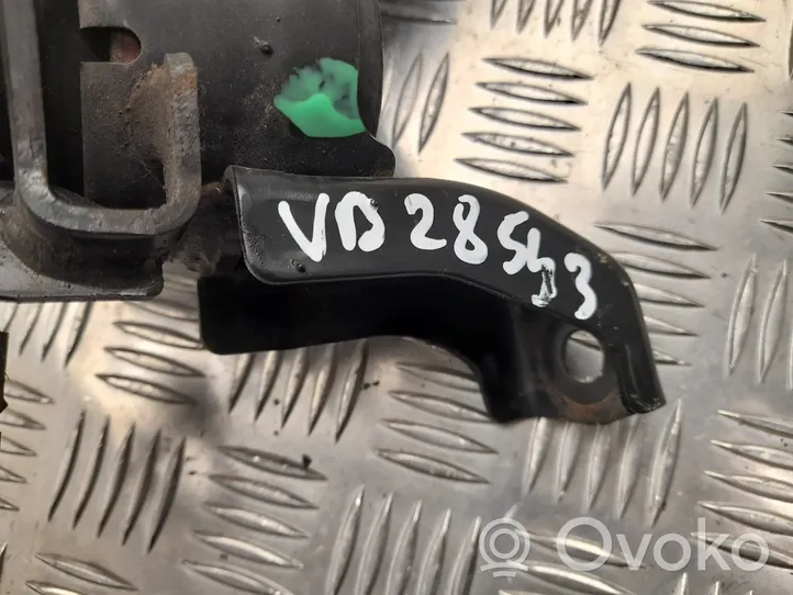 Toyota Auris E180 Supporto di montaggio del motore B9