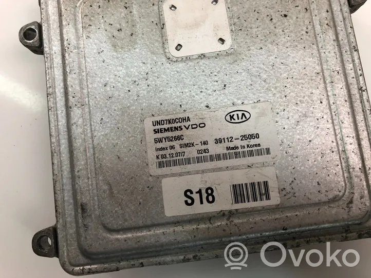 KIA Carens III Calculateur moteur ECU 3911225050