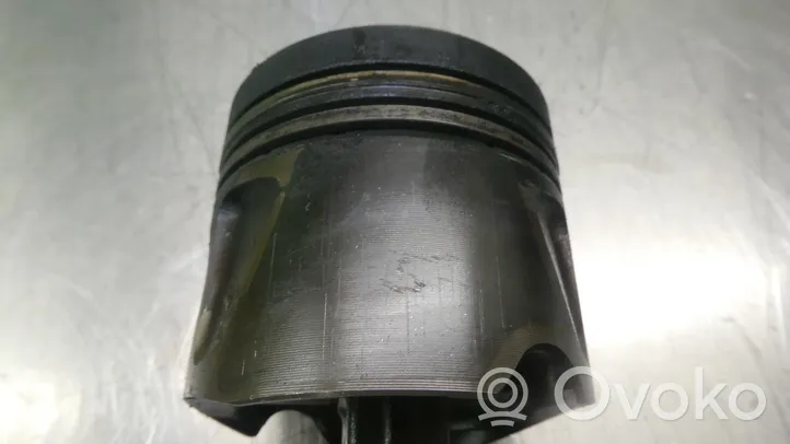 Mercedes-Benz C AMG W204 Piston avec bielle 642