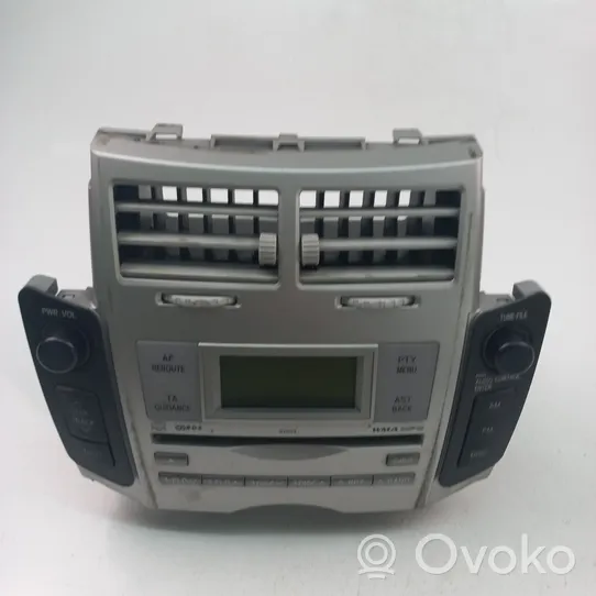 Toyota Yaris Panel / Radioodtwarzacz CD/DVD/GPS 861200D210