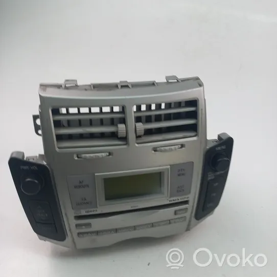 Toyota Yaris Radio / CD-Player / DVD-Player / Navigation 861200D210