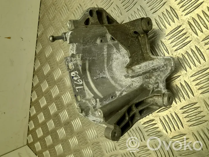 Opel Vivaro Moottorin kiinnikekorvake (käytetyt) 629