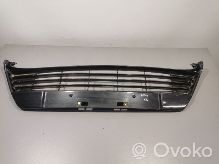 Toyota Auris E180 Etupuskurin alempi jäähdytinsäleikkö 5311202390400