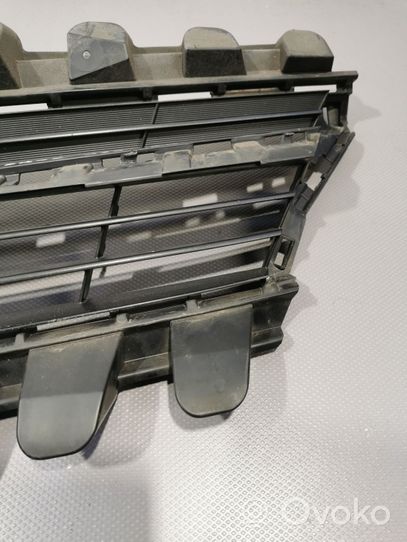 Toyota Verso Grille calandre supérieure de pare-chocs avant 531110F060