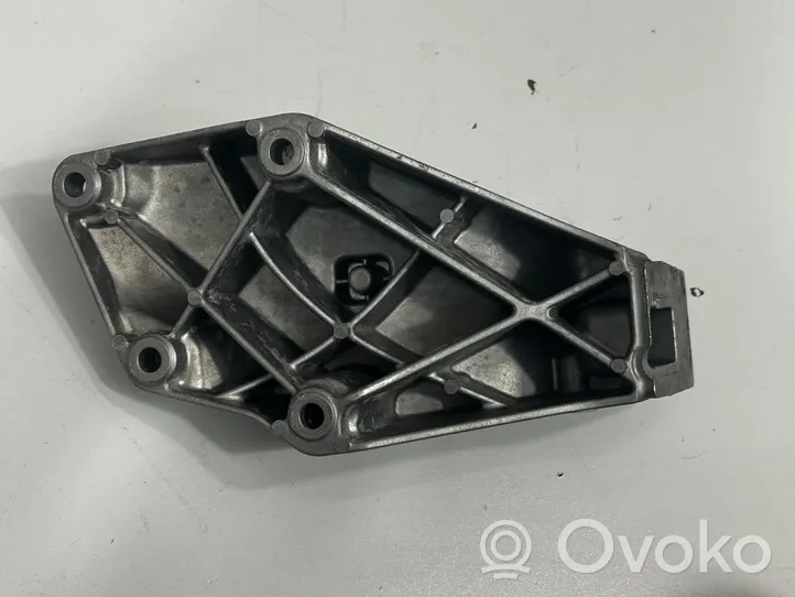 BMW 5 G30 G31 Support, suspension du moteur 6861559