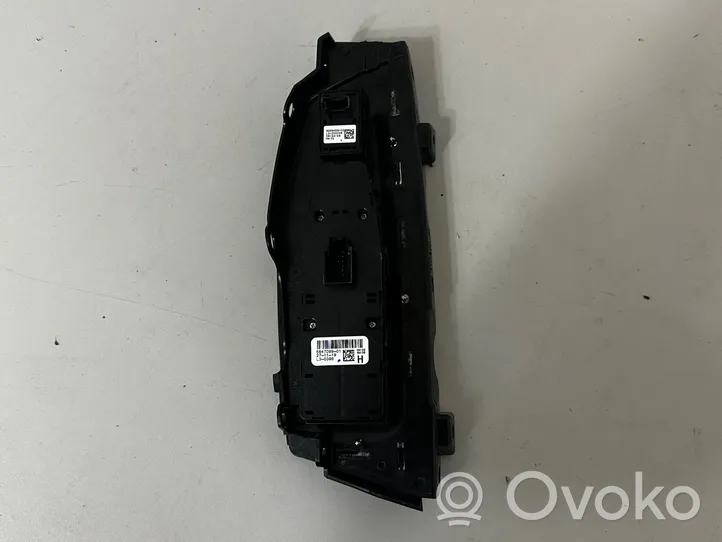 BMW X3 G01 Elektrisko logu slēdzis 6847099