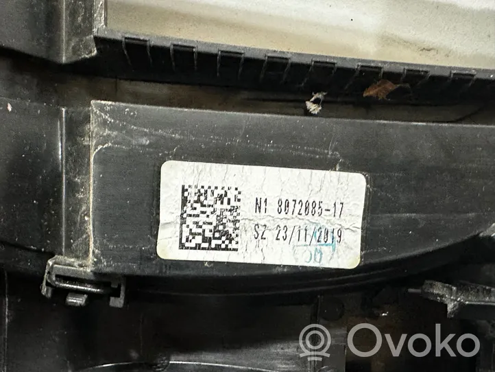 BMW 3 G20 G21 Grotelės viršutinės 8072085