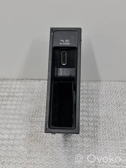 Volkswagen Tiguan USB socket connector 5N0035344F