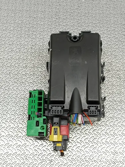 Peugeot 3008 II Module de fusibles 9806192580