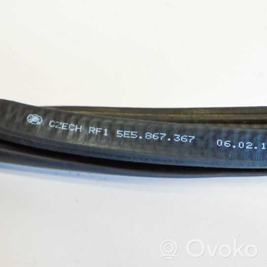 Skoda Octavia Mk3 (5E) Gumowa uszczelka drzwi tylnych 5E5867367