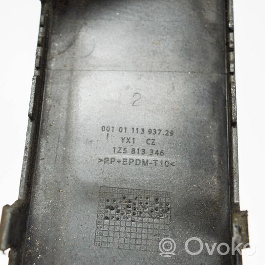 Skoda Octavia Mk2 (1Z) Enjoliveur de pare-chocs arrière 1Z5813346