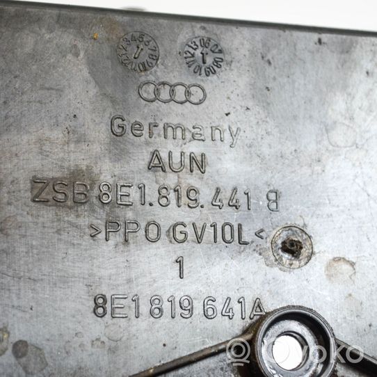 Audi A4 S4 B7 8E 8H Kita variklio skyriaus detalė 8E1819441B