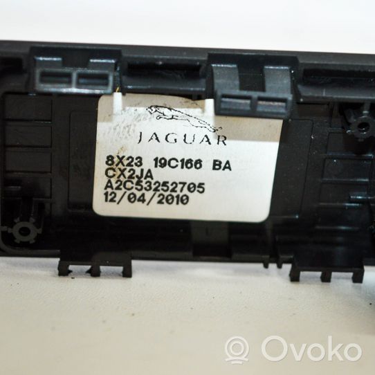 Jaguar XF X250 AUX jungtis 8X2319C166BA
