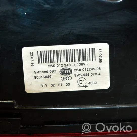Audi A4 S4 B9 Lampy tylnej klapy bagażnika 8W5945076A