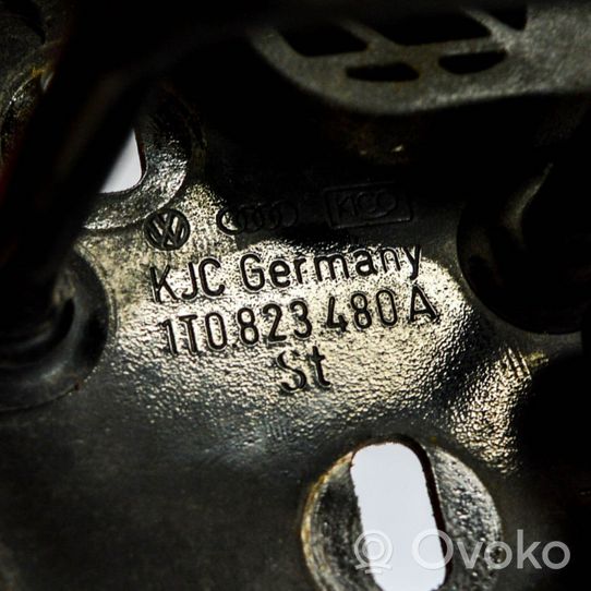 Volkswagen Touran I Петля замка капота двигателя 1T0823480A