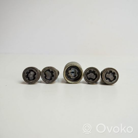 Volkswagen Golf VI Anti-theft wheel nuts and lock 