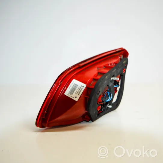 Volkswagen PASSAT B7 Lampy tylnej klapy bagażnika 3AD945093K