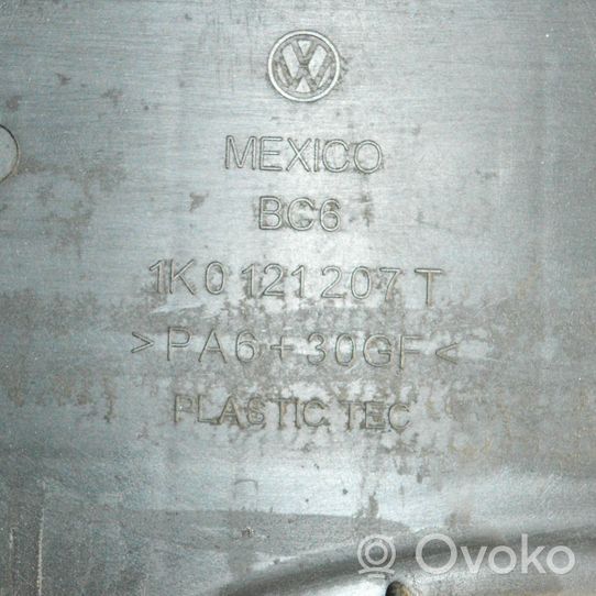 Volkswagen Golf V Jäähdyttimen jäähdytinpuhaltimen suojus 1K0121207T