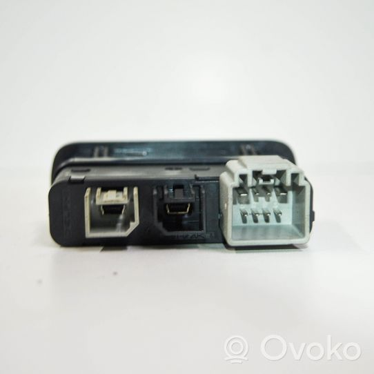 Dodge Challenger Connettore plug in AUX 68206384AC