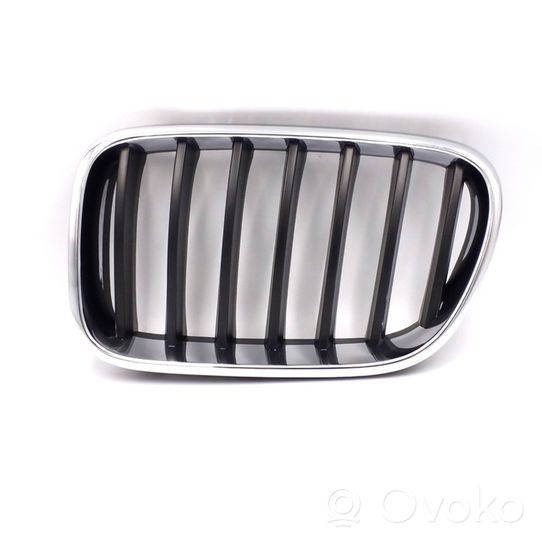 BMW X3 F25 Grille calandre supérieure de pare-chocs avant 51117210725