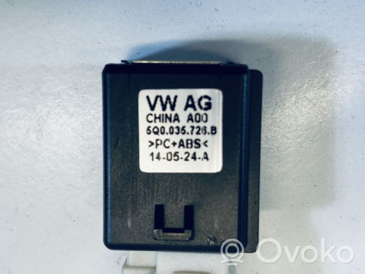 Volkswagen Golf VII Gniazdo / Złącze USB 5Q0035726B