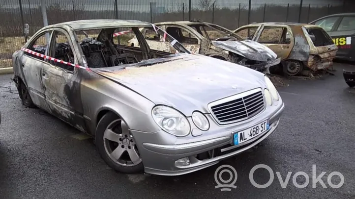 Mercedes-Benz E AMG W211 Moteur d'essuie-glace 2118200442