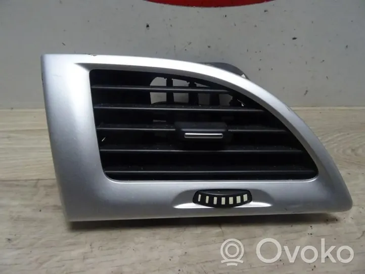 Renault Megane III Grille d'aération centrale 687612553R