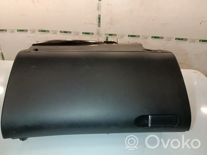 Audi A4 S4 B7 8E 8H Panelės stalčiuko/lentinėlės paklotėlis 