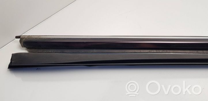 Mercedes-Benz CLK A209 C209 Rivestimento modanatura del vetro della portiera anteriore A2097200424