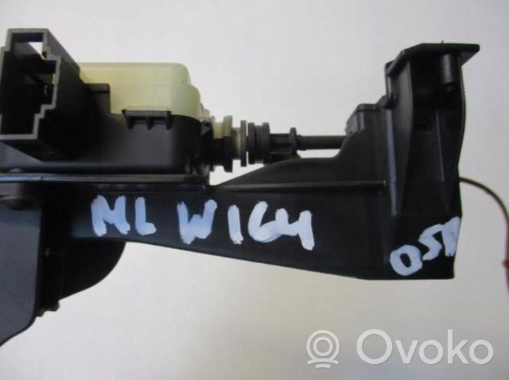 Mercedes-Benz ML W163 Verrouillage du bouchon du réservoir de carburant A0008207703