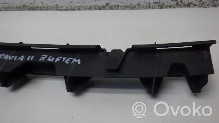 Skoda Octavia Mk2 (1Z) Uchwyt / Mocowanie zderzaka tylnego 1Z9807863