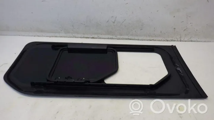 Opel Vivaro Rear door window glass 823009103R