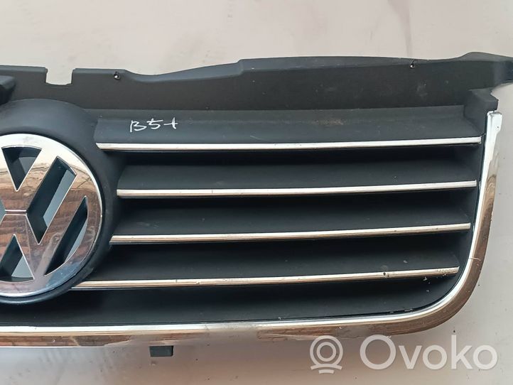 Volkswagen PASSAT B5.5 Etupuskurin ylempi jäähdytinsäleikkö 3B0853651J