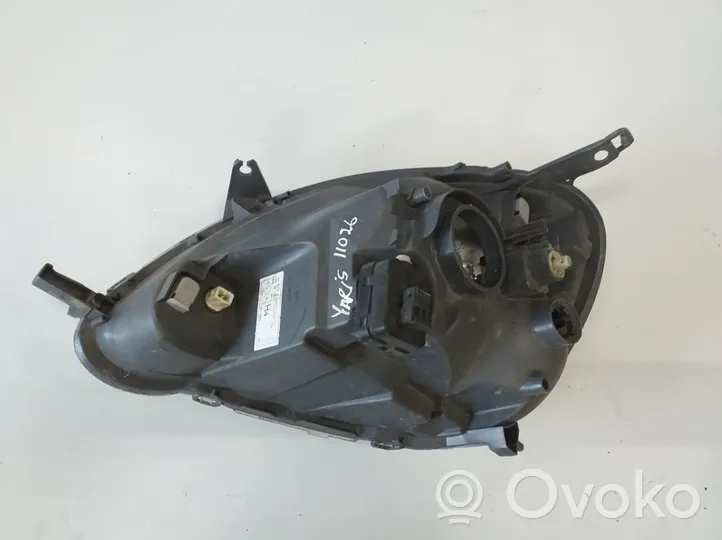 Toyota Yaris Lampa przednia 