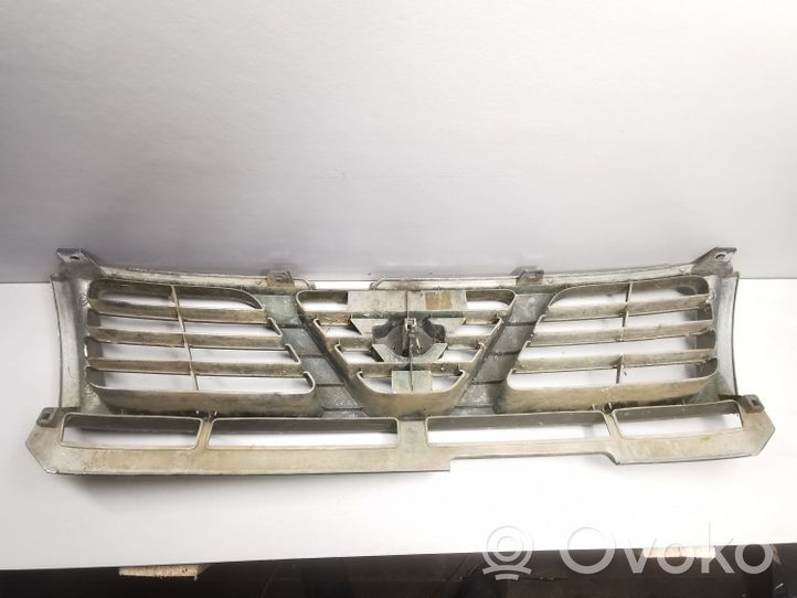 Nissan Patrol Y61 Grille calandre supérieure de pare-chocs avant 62310