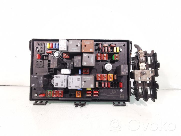 Opel Astra J Module de fusibles 13368643