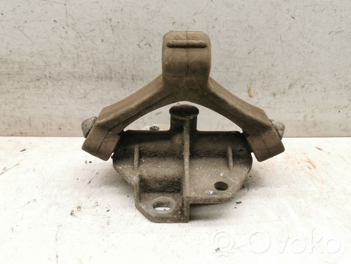 Volkswagen PASSAT B5.5 Muffler mount bracket/holder 8E0253147