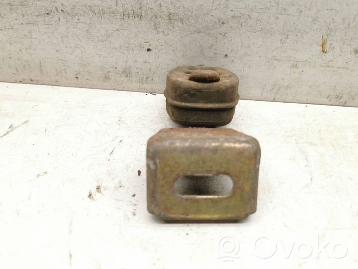 Volvo V70 Staffa/supporto di montaggio della marmitta 1378313 