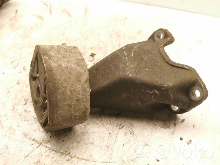 Audi A4 S4 B5 8D Supporto di montaggio scatola del cambio 8D0399113