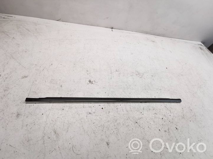 Volkswagen PASSAT B5.5 Rivestimento modanatura del vetro della portiera posteriore 3B4839476