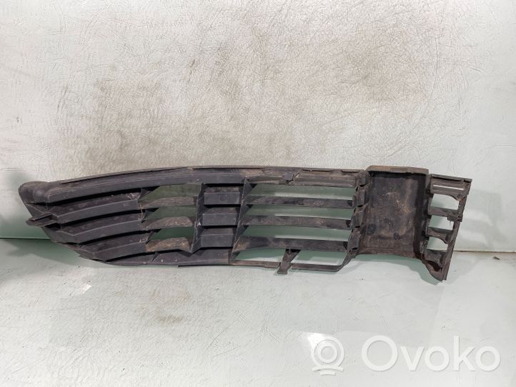 Volkswagen PASSAT B5.5 Grille inférieure de pare-chocs avant 3b0853665