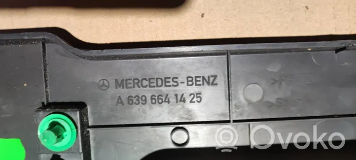 Mercedes-Benz Vito Viano W639 Sitzverkleidung A6396641425