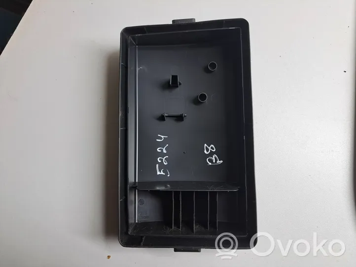 Volkswagen PASSAT B8 Fuse box cover 5Q0937132B