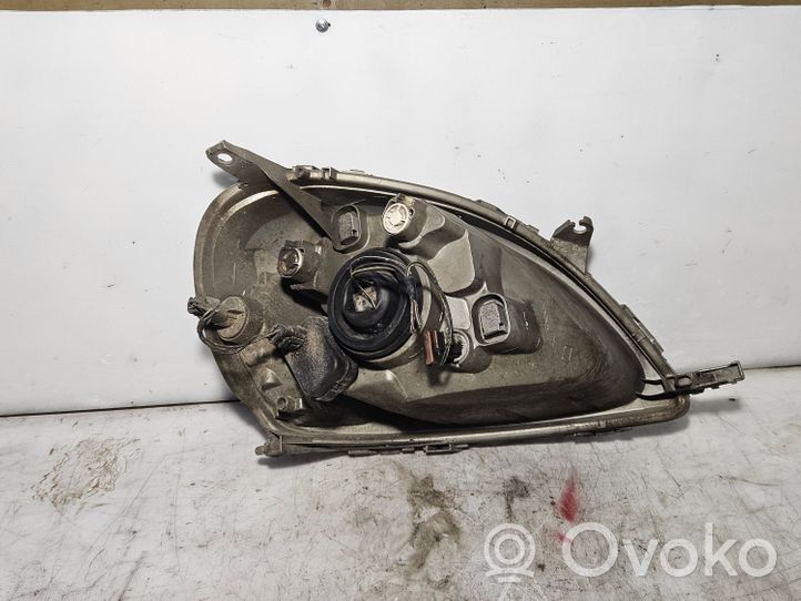 Toyota Yaris Lampa przednia 811700D01100